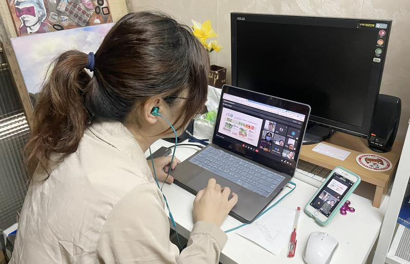 講師透過Google Meet上課中