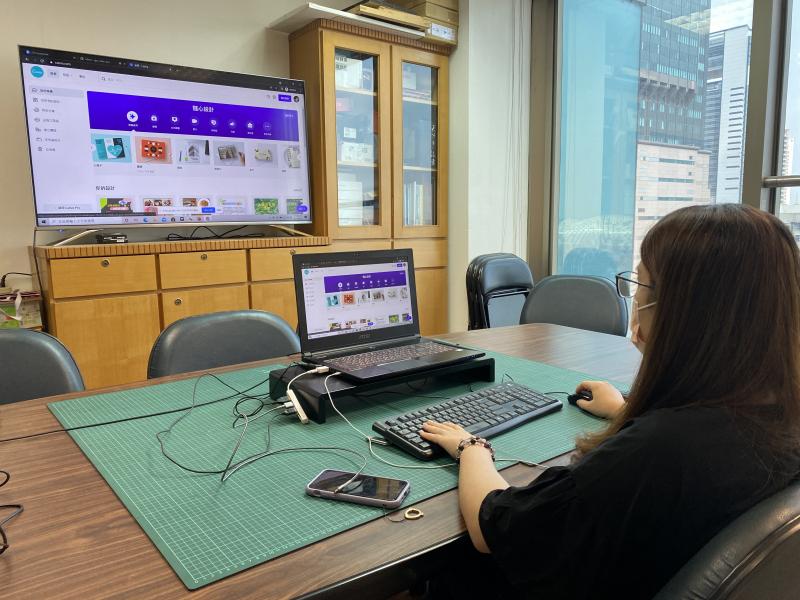 講師於電腦前認真遠距授課