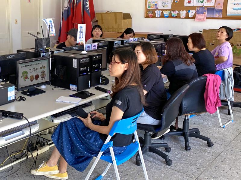 學員認真聽講師授課