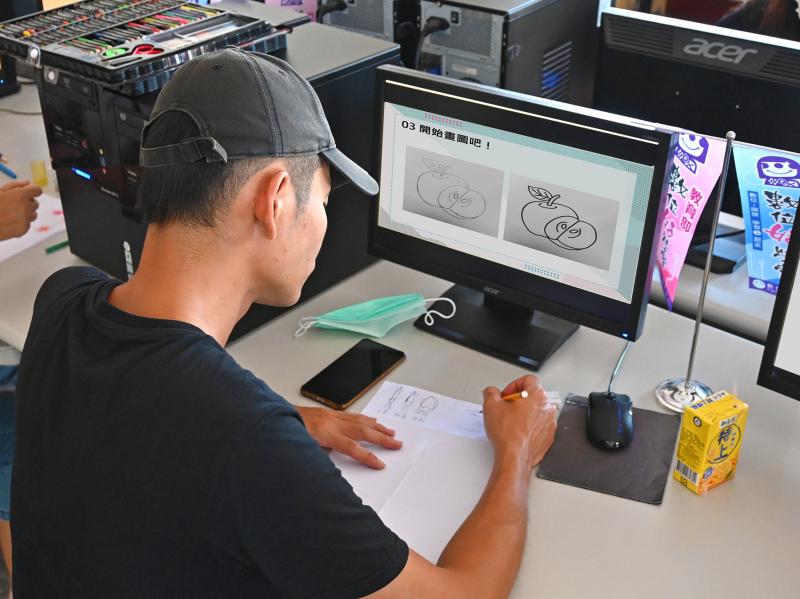 學員用紙筆描繪心中的品牌草圖