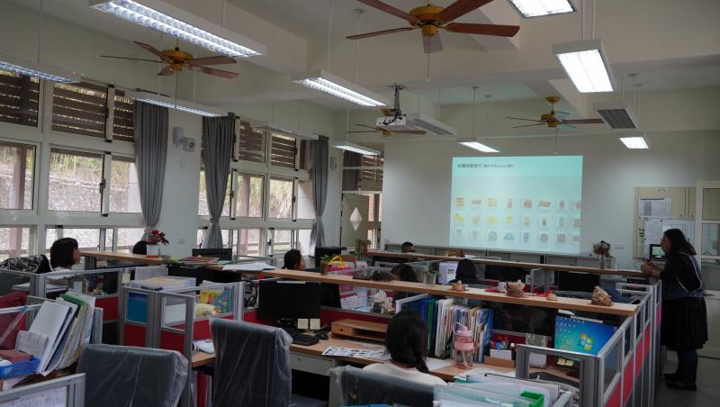 講師正在為學員解說可參考的插畫及素材，讓學員去連想與發揮創意