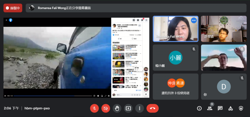 講師正在為同學影片說明