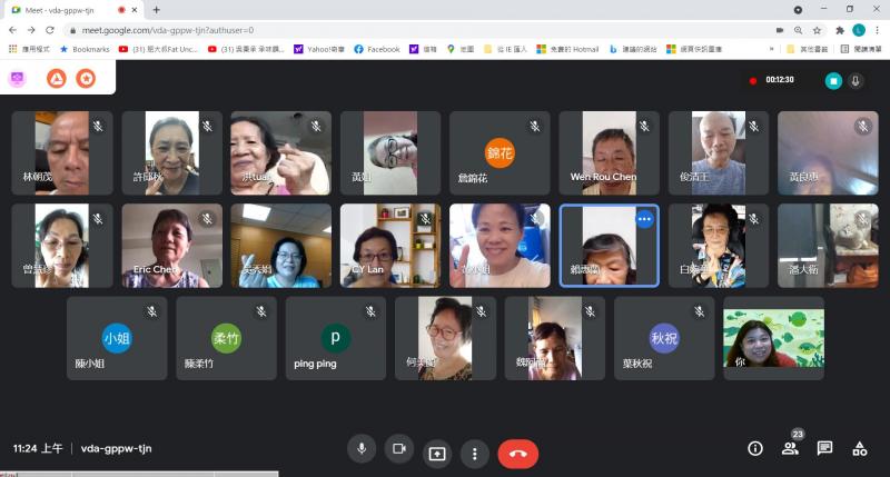 很專心的聽老師上課