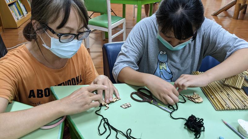 拍攝過程中有道具損壞的，老師帶著手工厲害的學員一起補修，儼然像專業的拍攝團隊