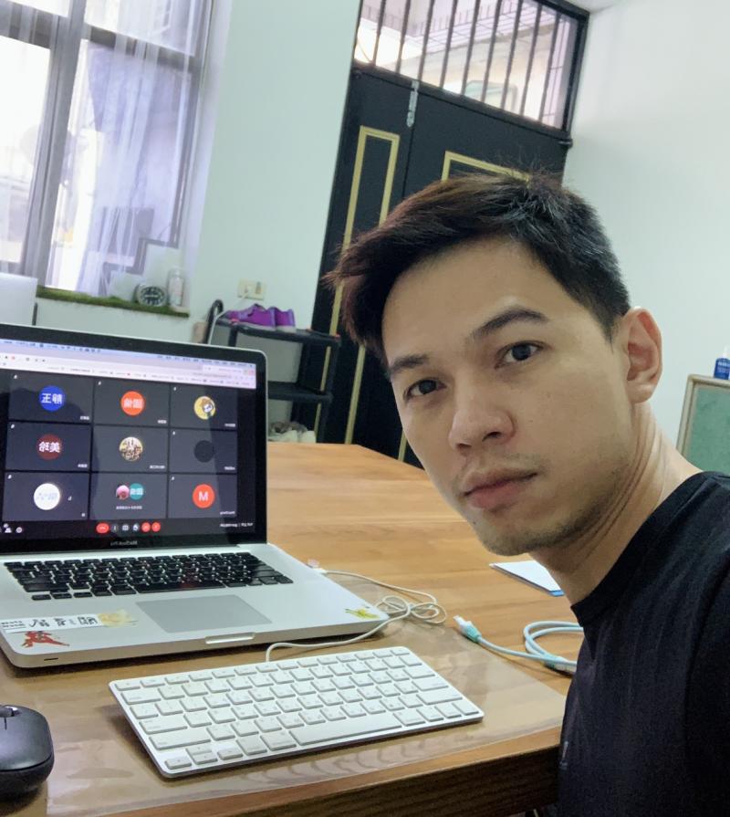 講師透過線上課程與學員進行APP操作與應用