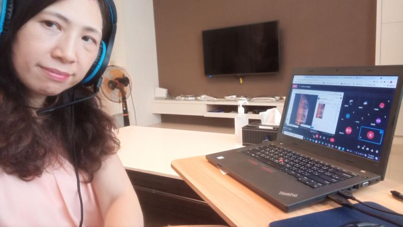 老師操作設備授課情形