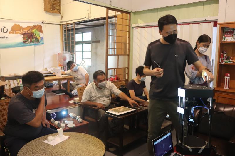 講師示範如何操作3D列印機
