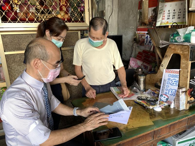 餅舖的老闆很有耐心的聽著講師及輔導員的解說