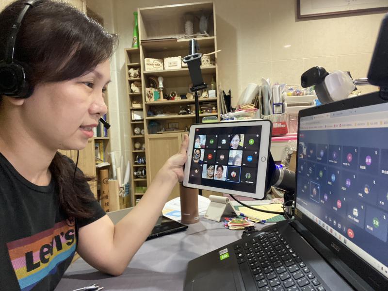 講師透過視訊對學員上課畫面。