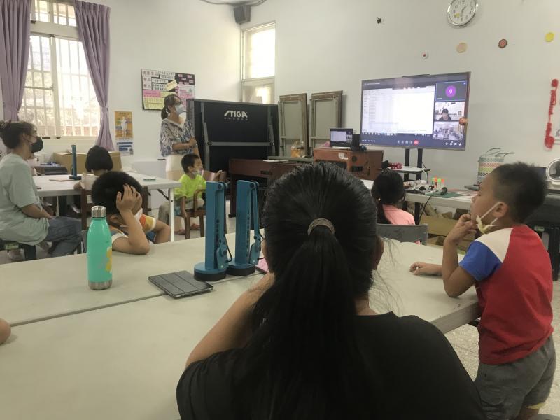 授課老師用遠端視訊進行課程+實體作為動畫課