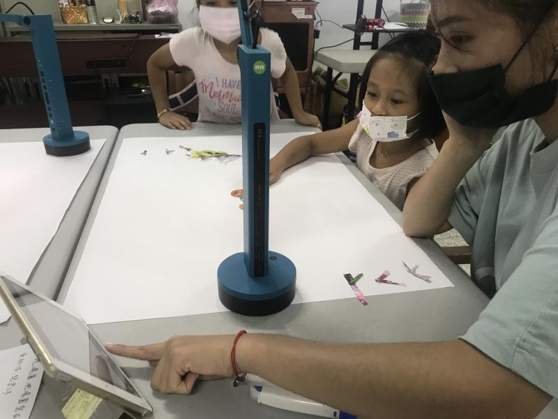 學員在進行動畫拍攝