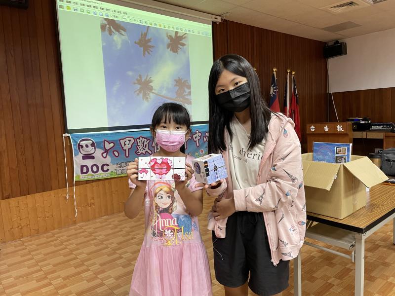 姊妹興高采烈和作品合影
