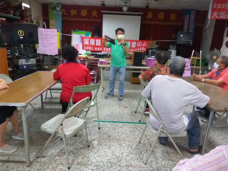 老師向學員介紹平板電腦的功能及如何運用情形