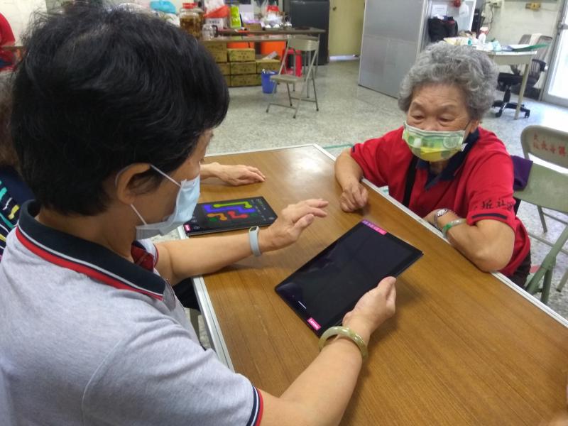 社區志工協助高齡者學員如何開機及開啟網頁瀏覽情形