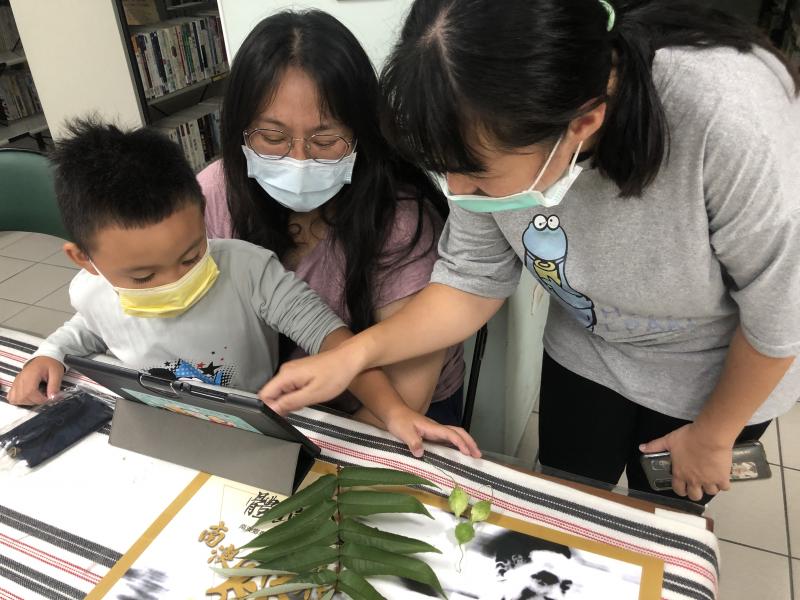 講師協助學員進行野菜辨識