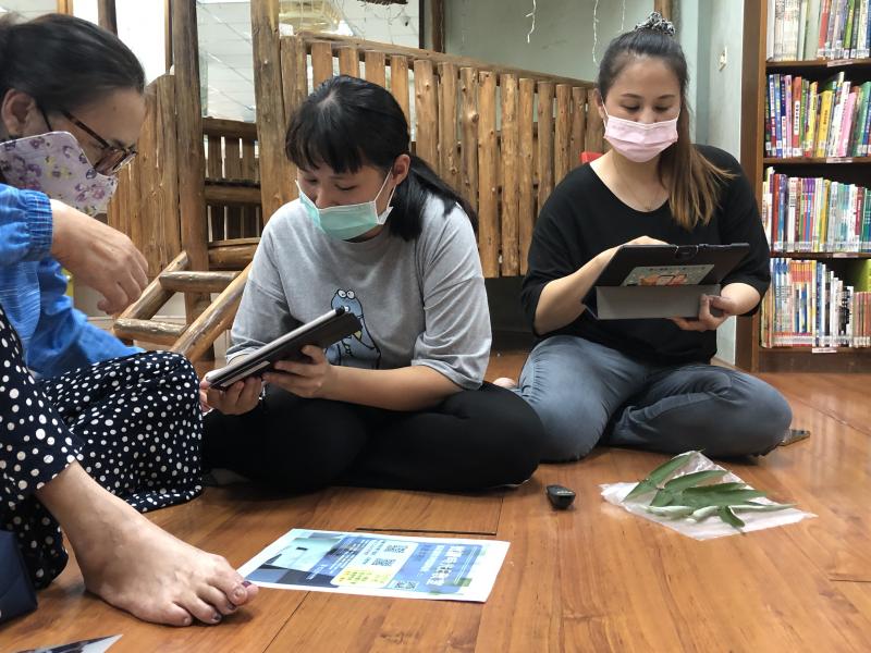 講師引導學員下載繪圖APP