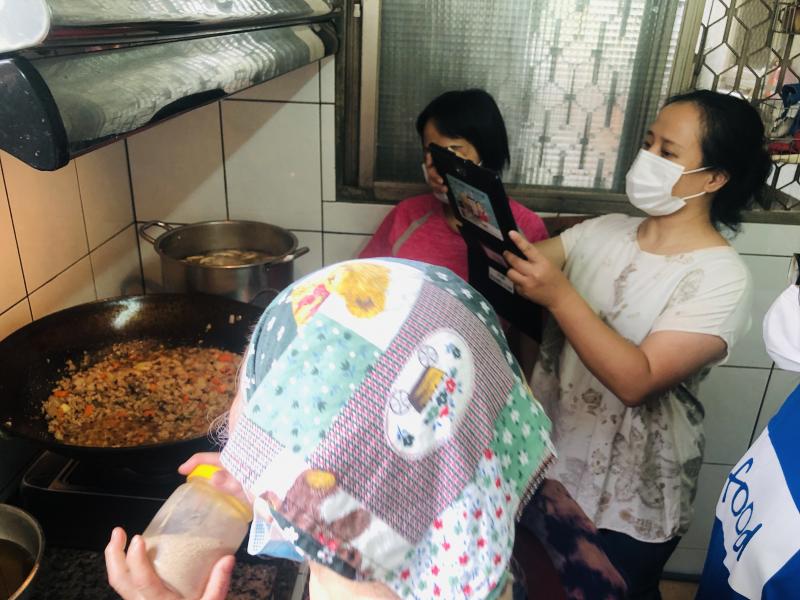 學員拍攝食譜製作過程
