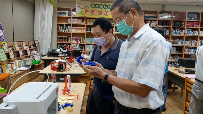 講師說明3d列印機的操作情形。