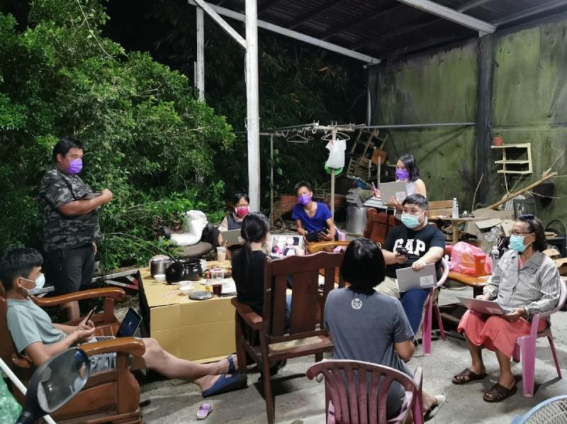 防疫期間有保持距離與戴口罩進行教學