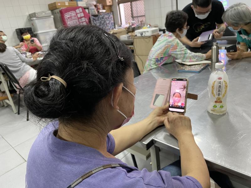 老師請學員練習如何直播