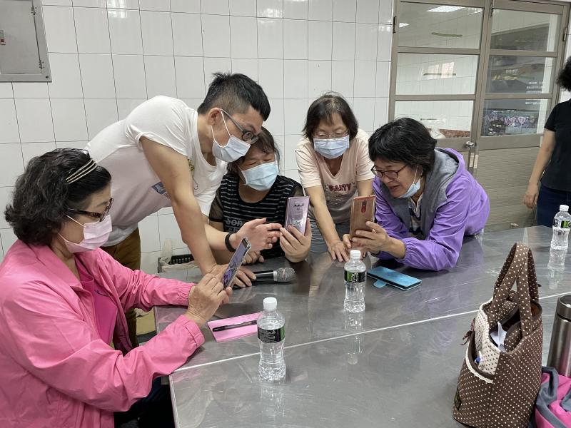 老師檢查學員直播情況