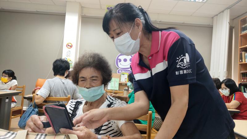 Snapseed圖片修飾、編輯、儲存 line拍貼-貼圖製作:  我的自製貼圖:照片、形狀、相框、自動修剪、文字