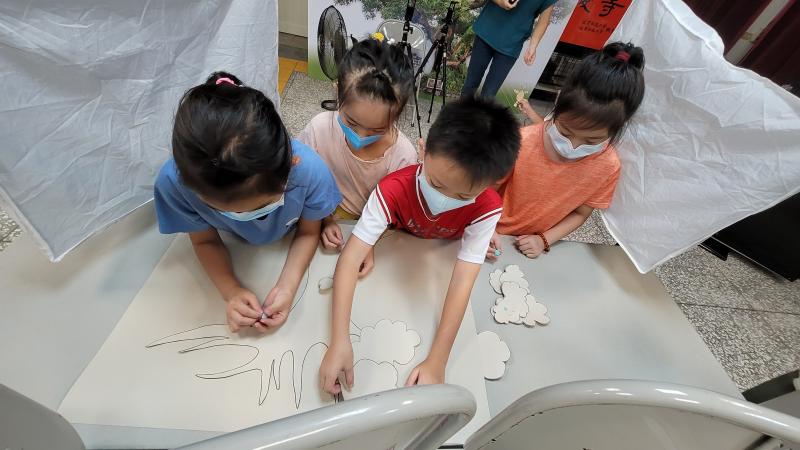 有四個小孩一起做勞作