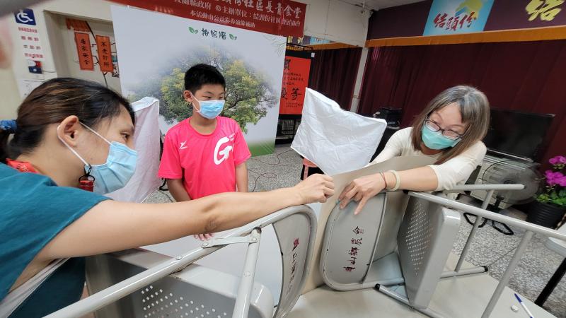 老師與媽媽一起調整