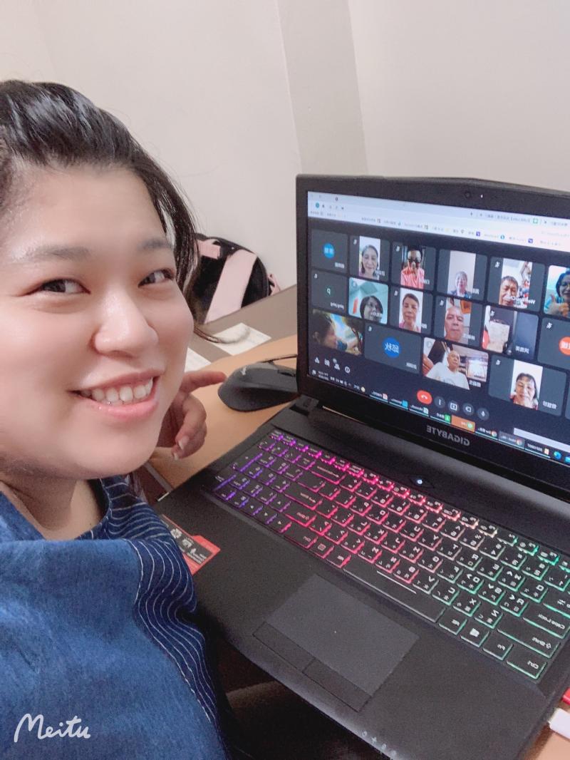 老師和所有上課的學員一起拍照