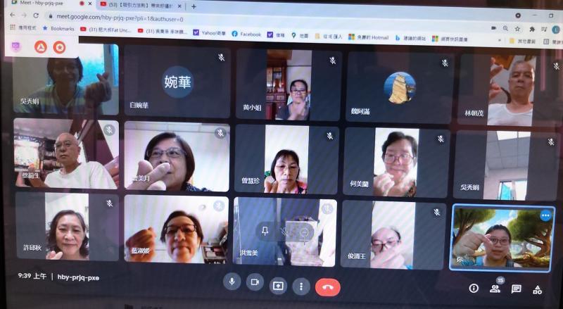 每一位長者都很用心學習新的資訊