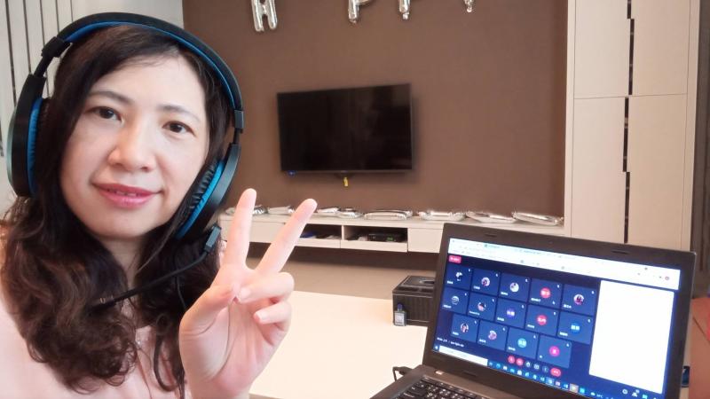 老師操作設備授課情形