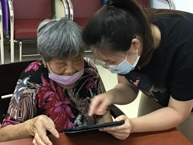 機構阿嬤一步一步學習操作情形