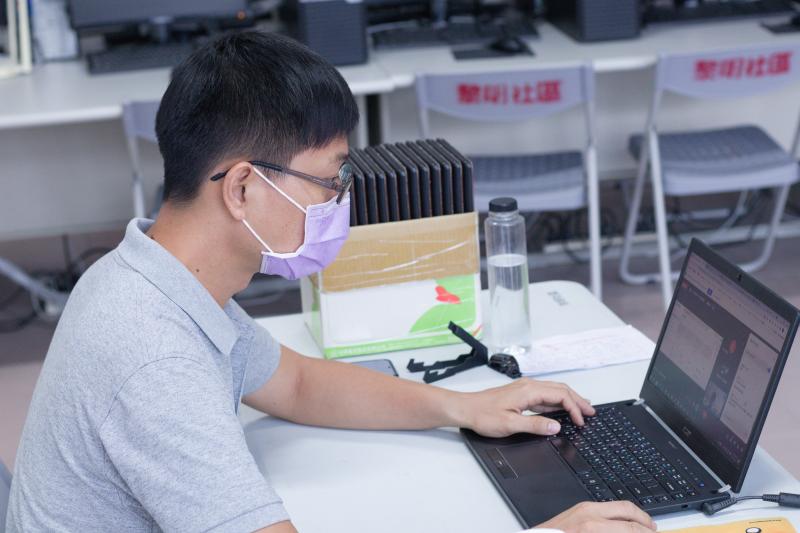 先教導資訊倫理及智慧財產權等正確觀念後，再與學員分享常用的網路工具