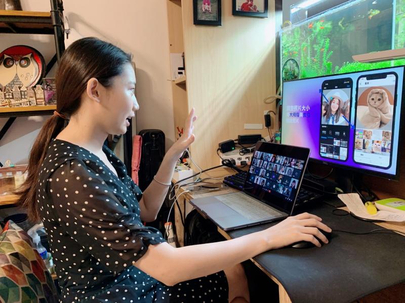 老師耐心教導學員一步一步剪輯製作完成