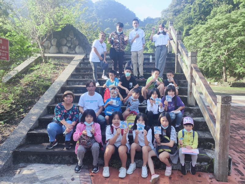 孩子們~開心的拿著悠遊卡~準備用數位去探險之旅