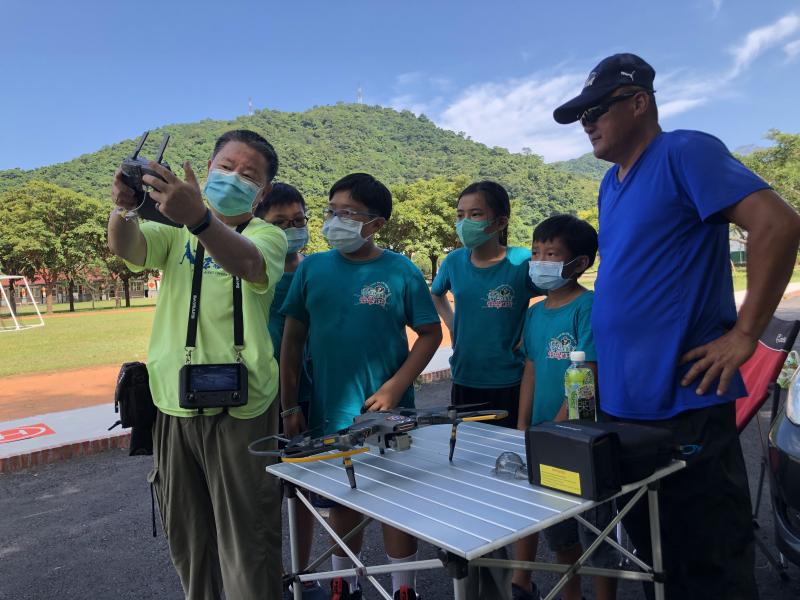 講師解說空拍機體驗前的安全操作與示範