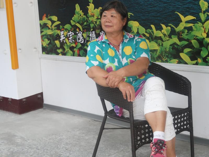 蔡金滿學員開心的學習拍照，發覺數位學習是一種幸福享受，內心充滿歡喜，臉上掛滿幸福。