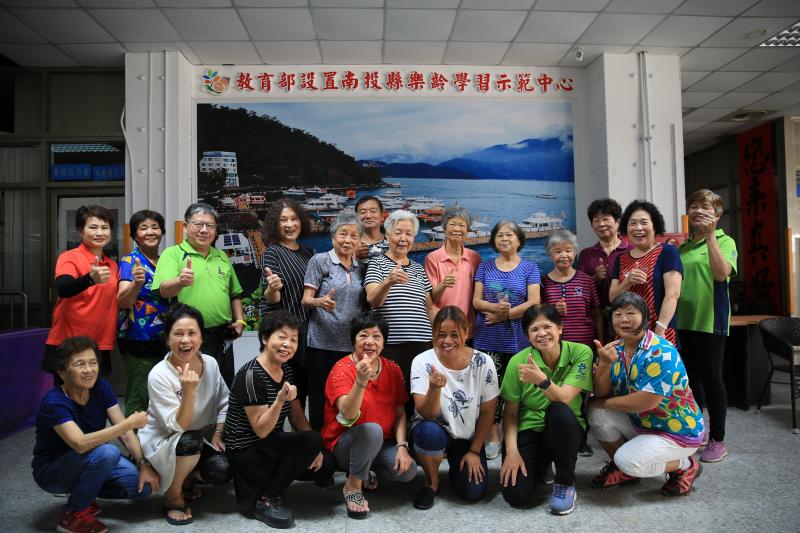 原來在魚池數位中心能享受e瞬間的幸福，透過學習我們笑得更燦爛，生活更幸福美滿。
