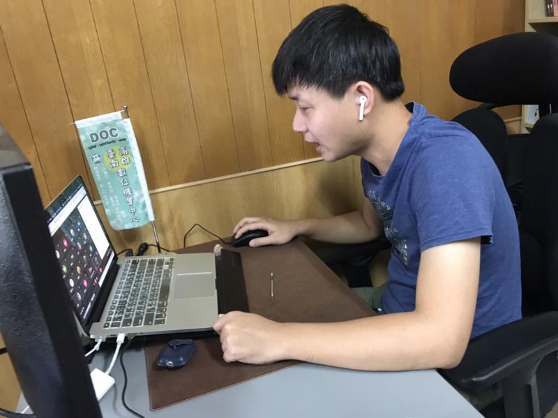 講師透過線上課程與學員分享google我的商家的操作與應用