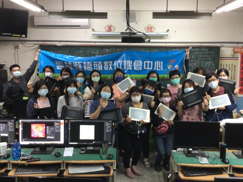 學員使用繪圖板操作