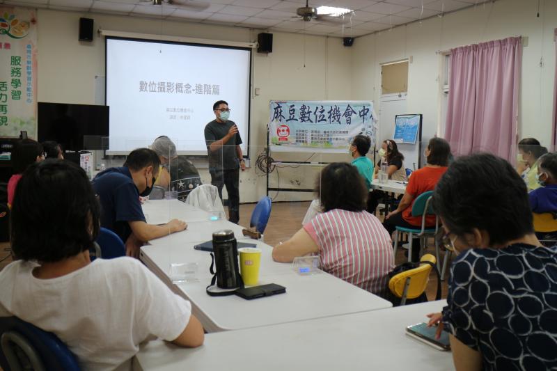 老師講解攝影技巧