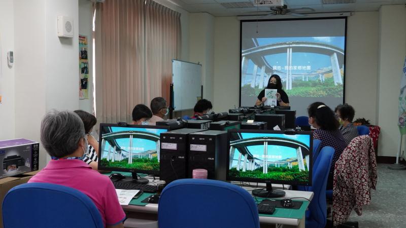 由老師講解數位地圖應用，學員認真上課情形