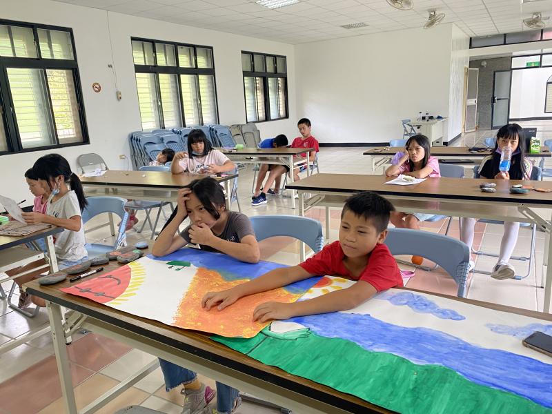 每組學員選擇一個節氣作為主題來設計劇本，這次我們使用石頭當作物件，讓每位學員為石頭作畫並上色。