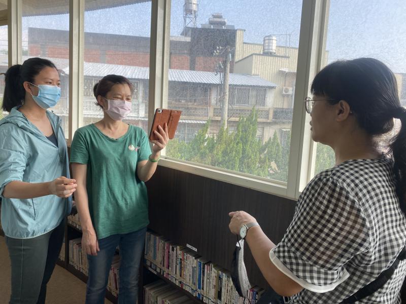 講師利用窗光一對一指導學員拍照技巧