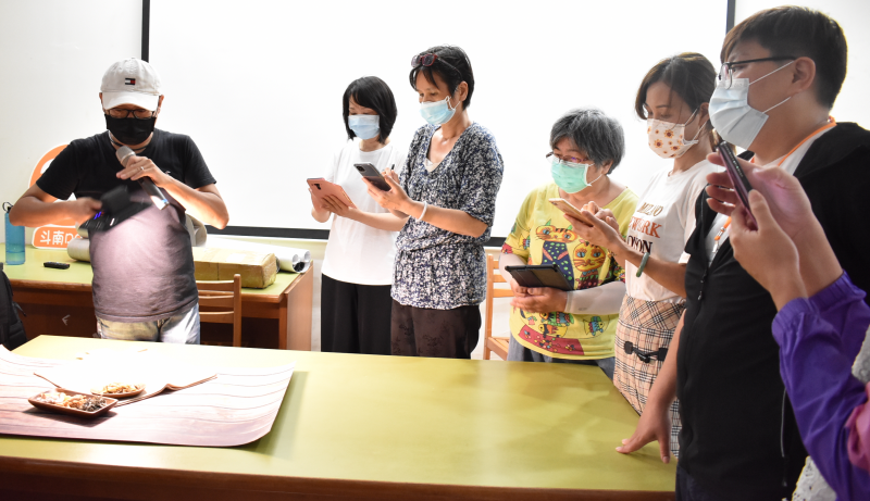 講師向學員解說拍攝商品的注意事項