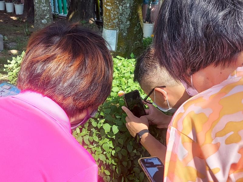 老師為學員示範如何近距離拍攝