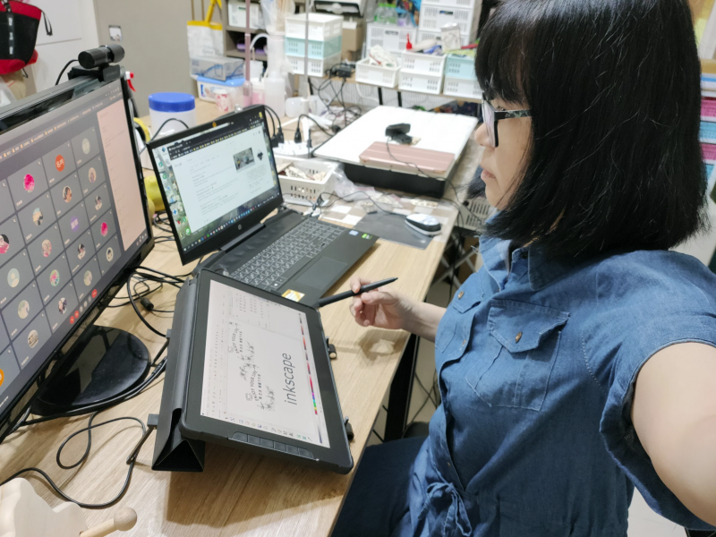 老師為讓教學順利準備雙電腦，還有電繪板，讓學員獲益良多
