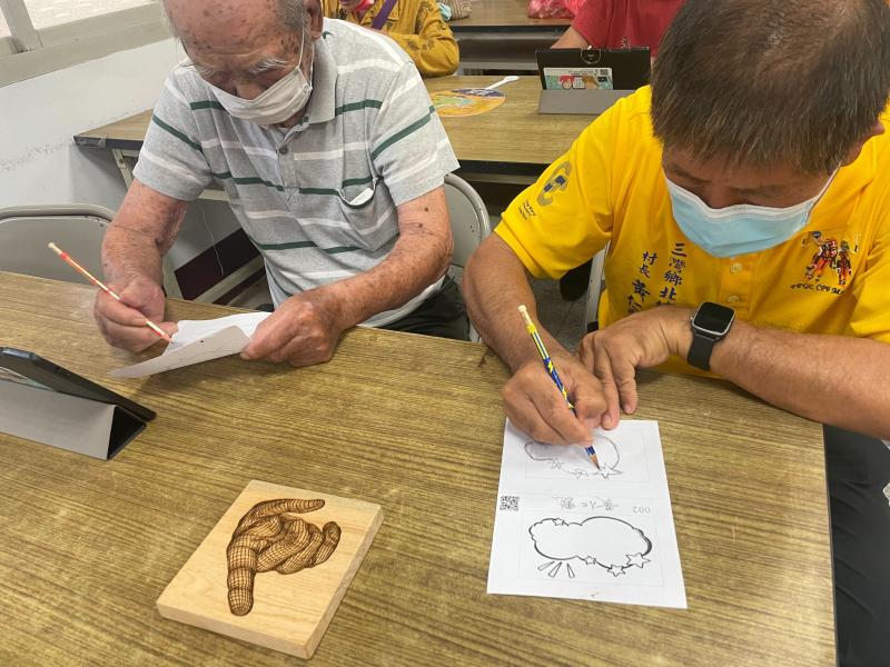圖例賞析後，自由創作自己最喜愛的形狀意象構圖。拍照上傳，結合雷雕機使用。