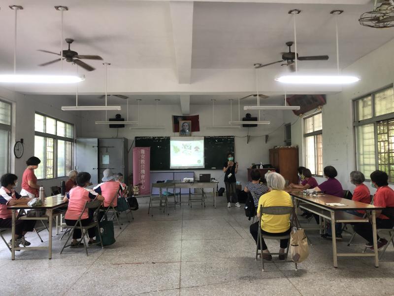 老師用簡報教導學員