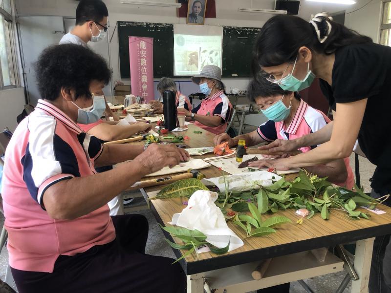 老師教導學員如何製作槌染